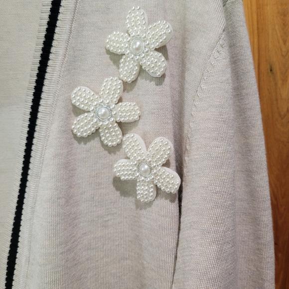 Women's Elegant Cream Cardigan - Picture 5 of 12
